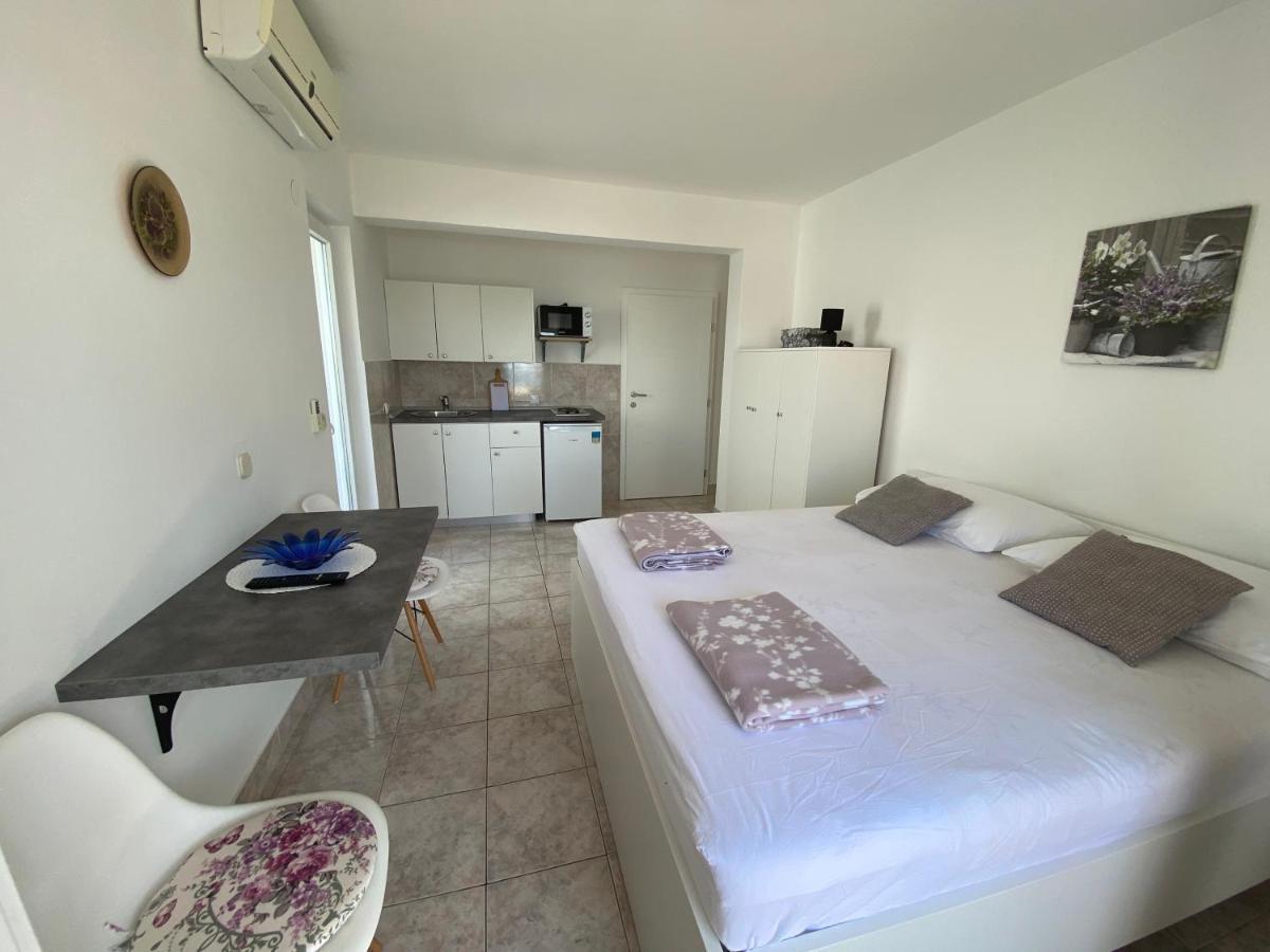 Emanuela 2 Apartment Novalja Ngoại thất bức ảnh
